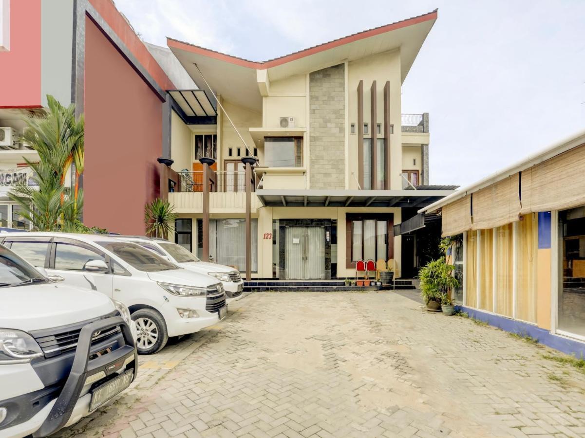 OYO 3884 Dixie Syariah Guest House Samarinda Exterior foto